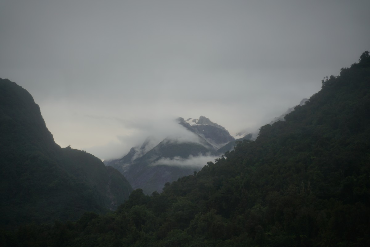 Wolken hängen über dem Mt Tasman