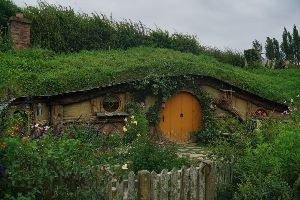 Hobbit-Höhle mit gelber Tür
