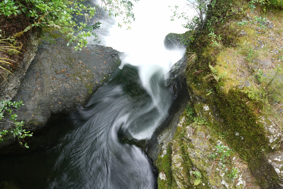 Langzeitaufnahme des Whirinaki-Wasserfalls