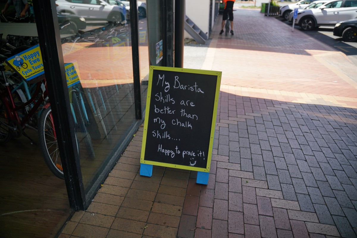 Schild vor einem Laden