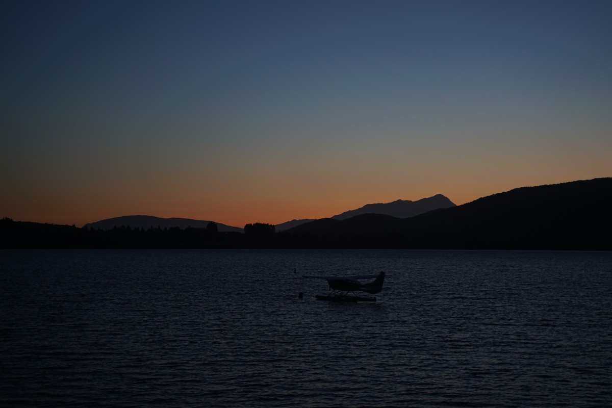 Wasserflugzeug auf Lake Te Anau im Sonnenuntergang