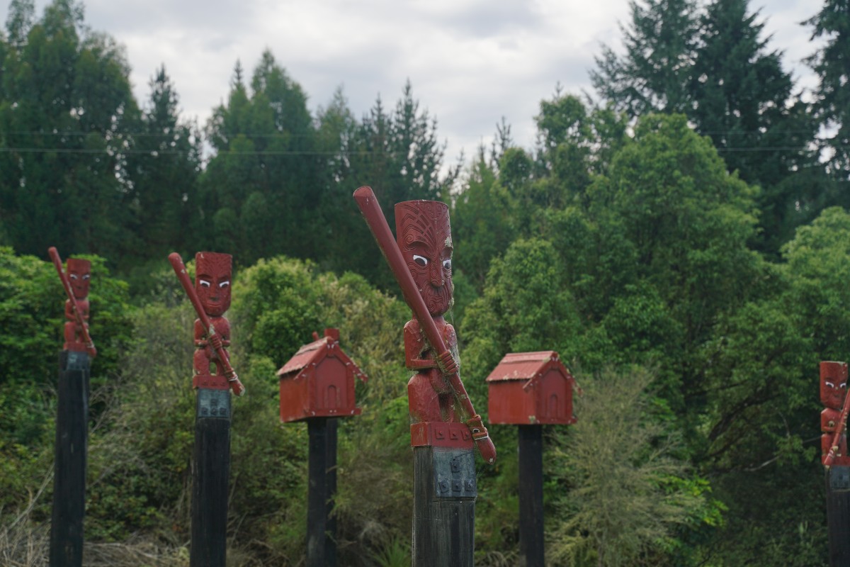 Rote Holzfiguren auf Pflöcken