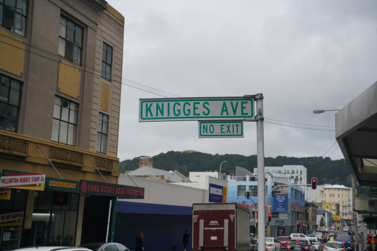 Straßenschild: Knigges Ave