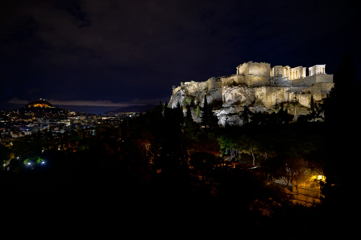 Akropolis bei Nacht vom Areopagus-Hügel, links der Lykabettus