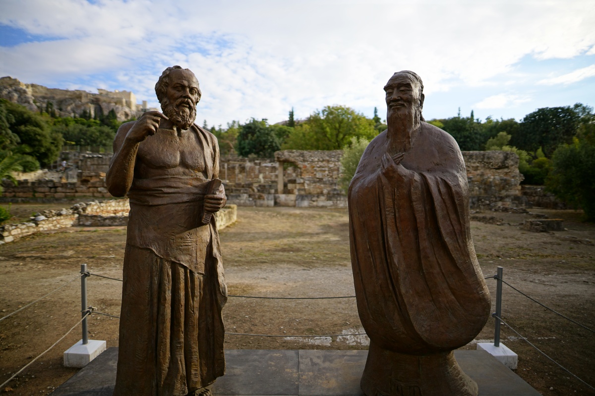 Sokrates und Konfuzius, im Hintergrund links die Akropolis