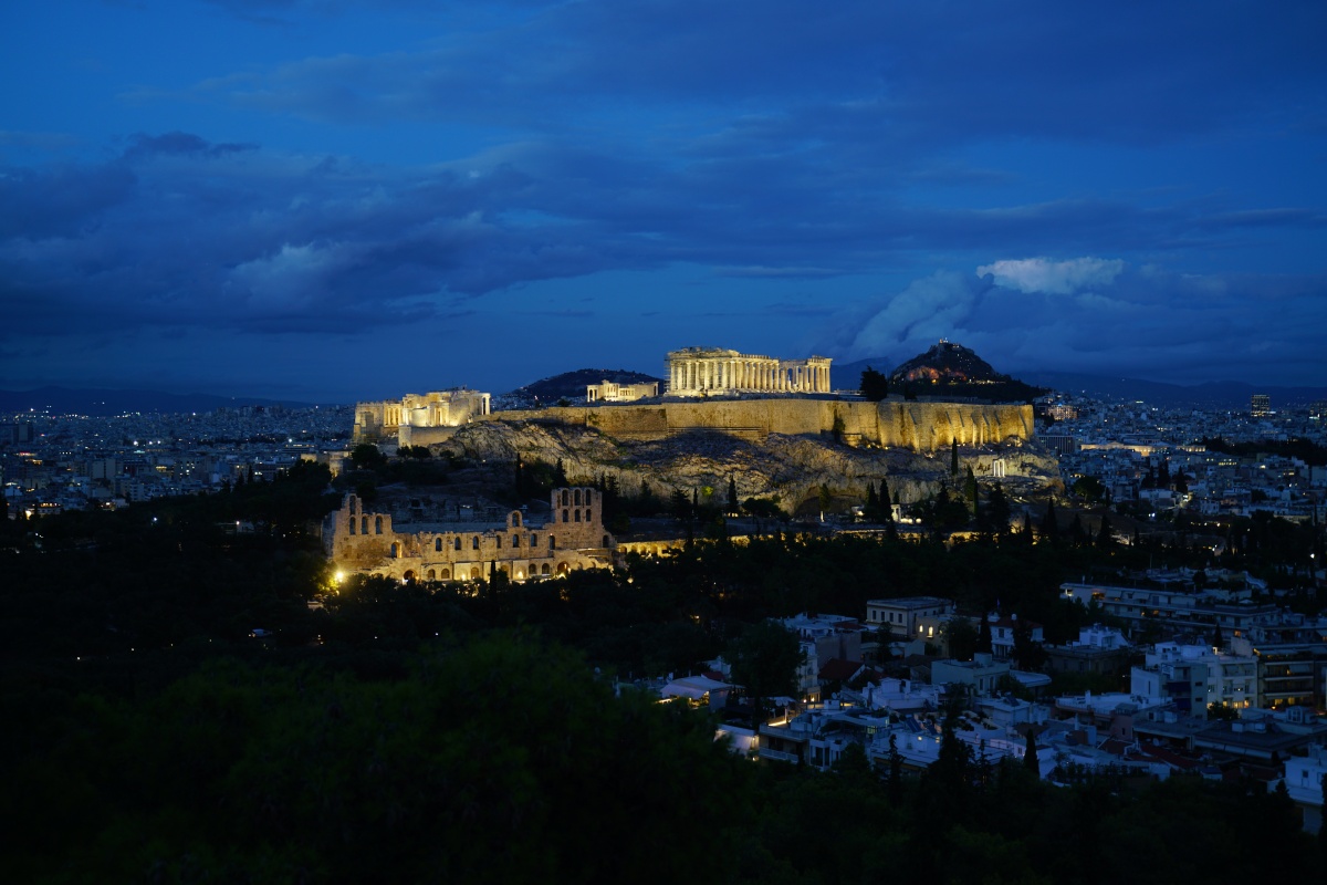 Akropolis in der Blauen Stunde vom Filopappou-Hügel