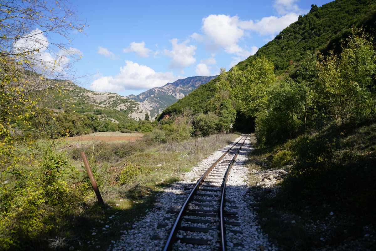 Strecke der Zahnradbahn Diakopto–Kalavryta zu Beginn des Herbstes