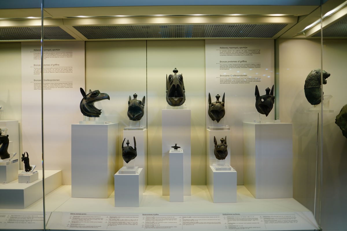 Greifenprotomen im Archäologischen Museum in Olympia