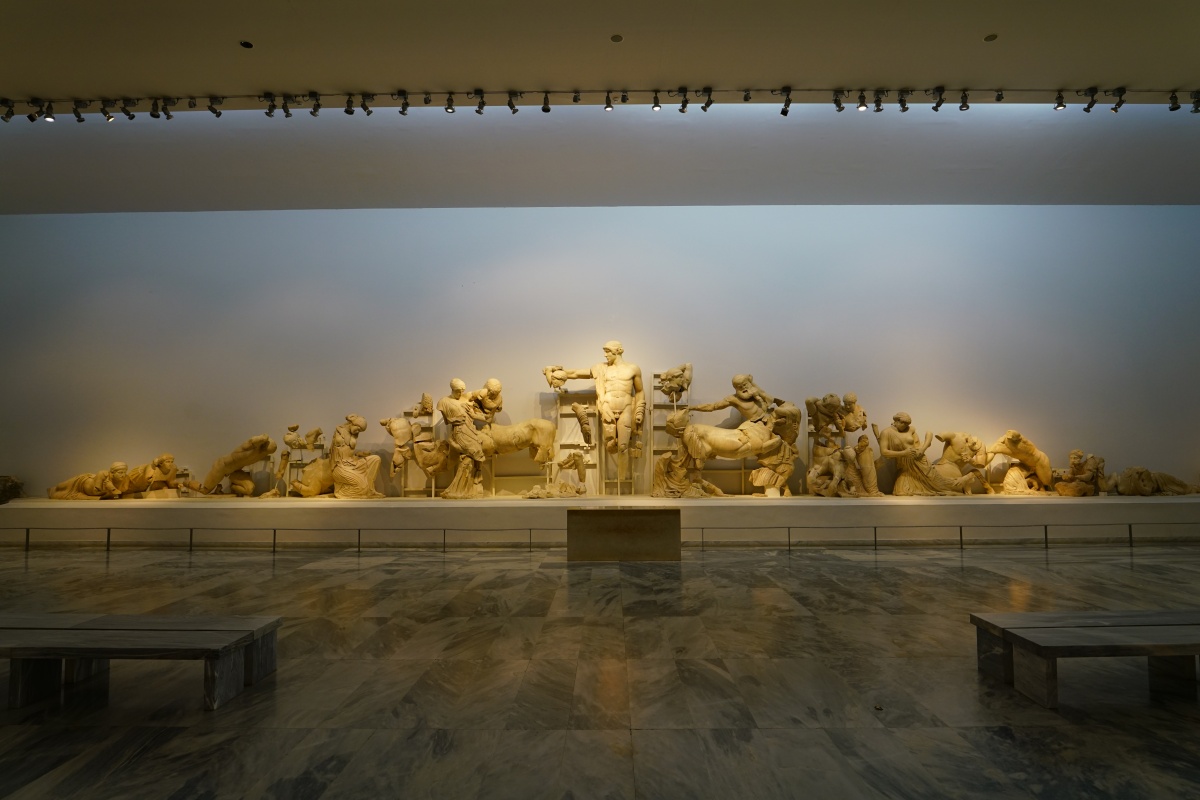 Westgiebel des Zeus-Tempels im Archäologischen Museum von Olympia: Der Kampf der Lapithen und Centauren