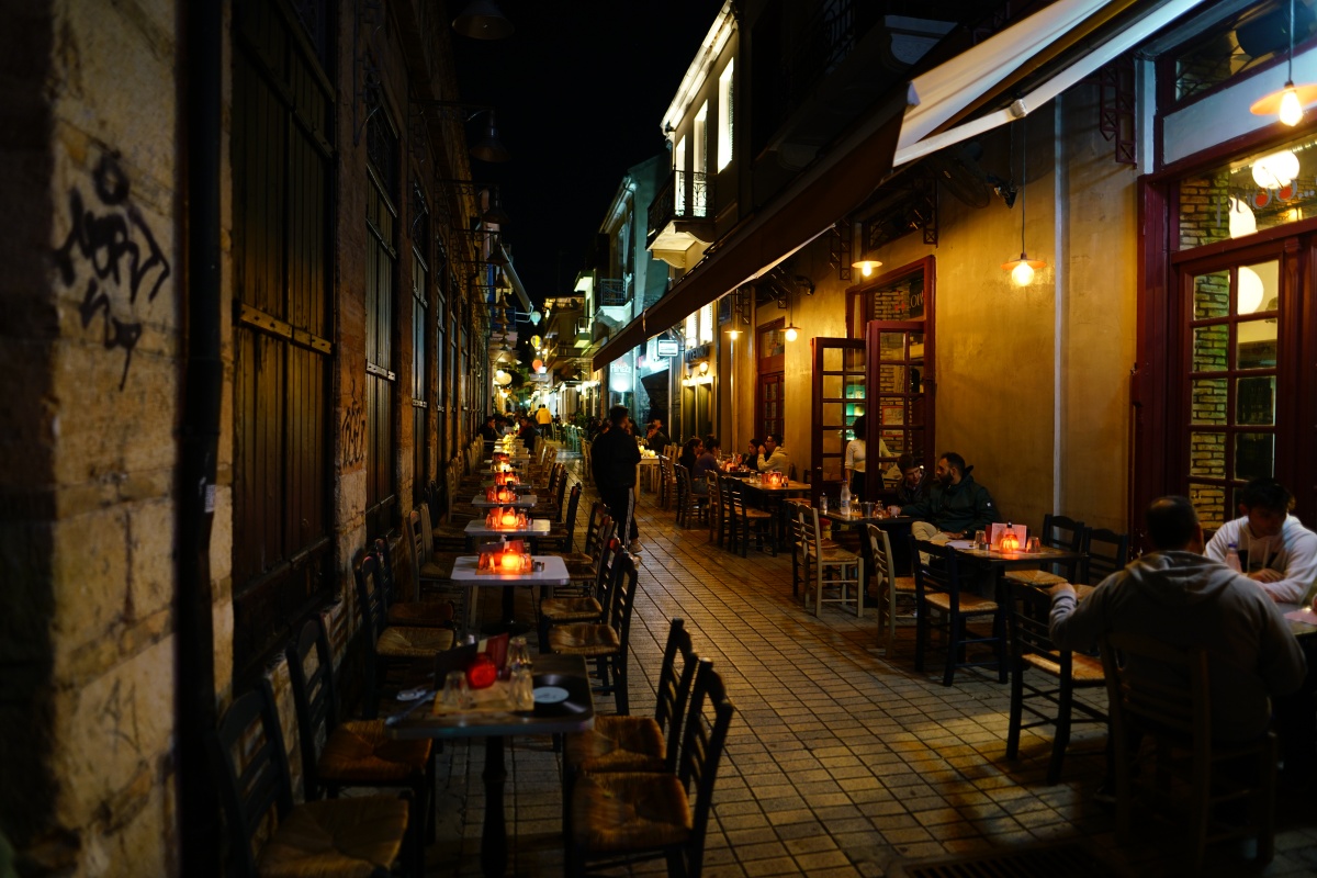Restaurants in der Straße Ifestou in Patras bei Nacht