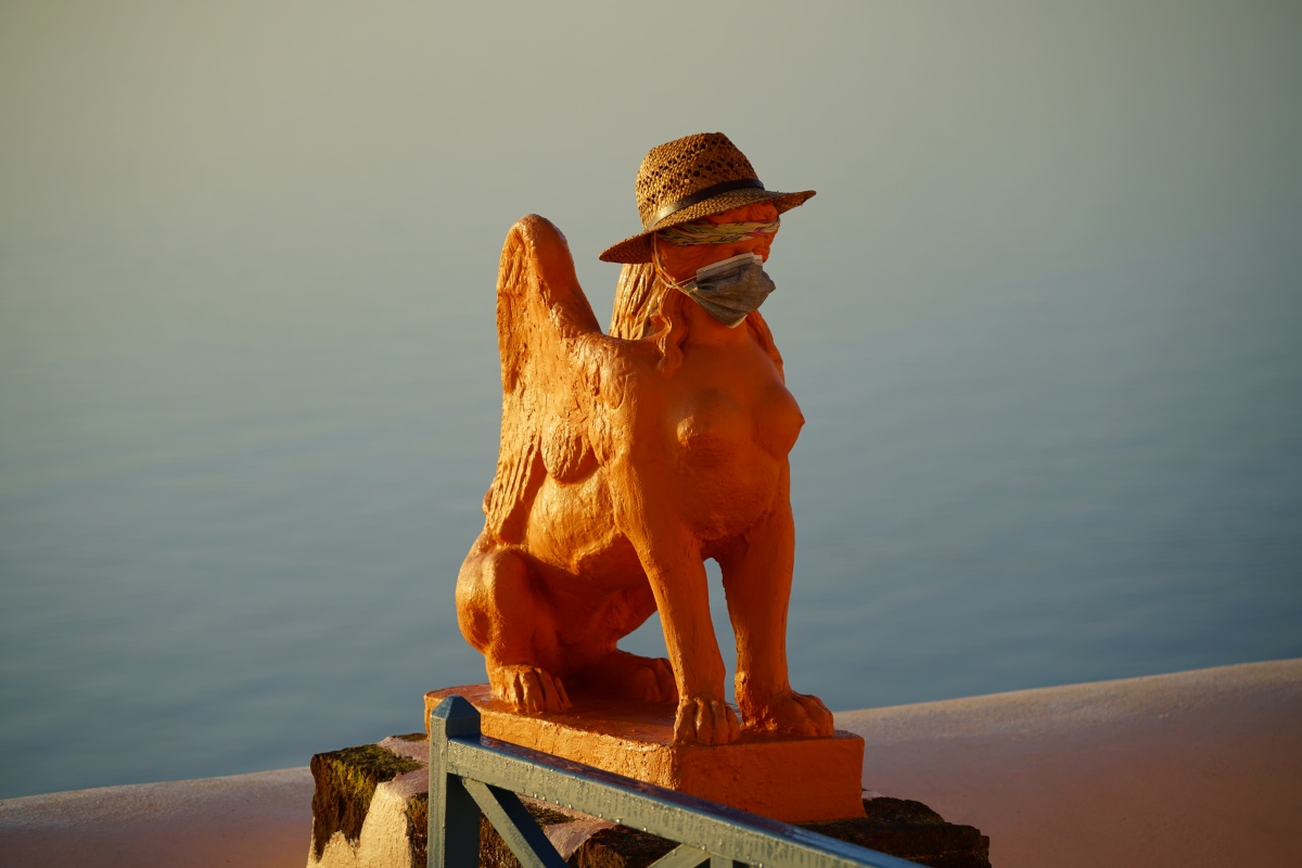 Sphinx des Aeifos-Hotels in Ia mit Maske und Hut