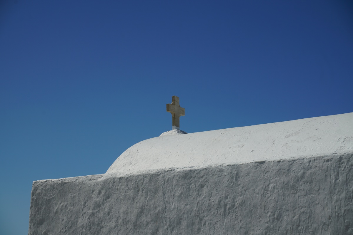 Ein Sakralgebäude wurde weiß gestrichen, das Kreuz auf dem Dach jedoch nicht