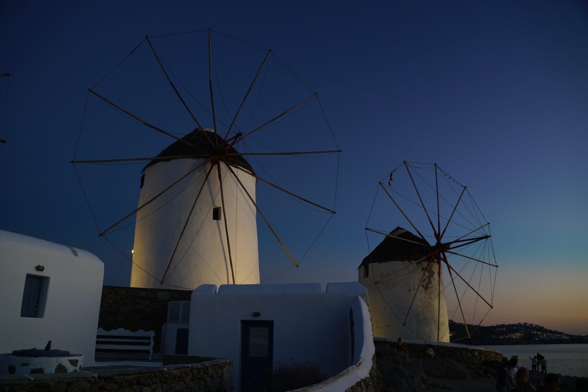 Windmühlen von Mykonos-Stadt in der Blauen Stunde