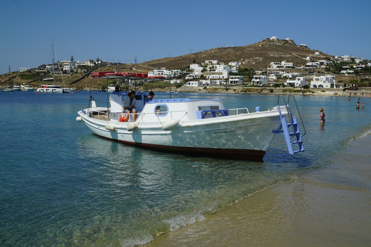 Typisches Badeboot von Mykonos Sea Transfer in Ornos