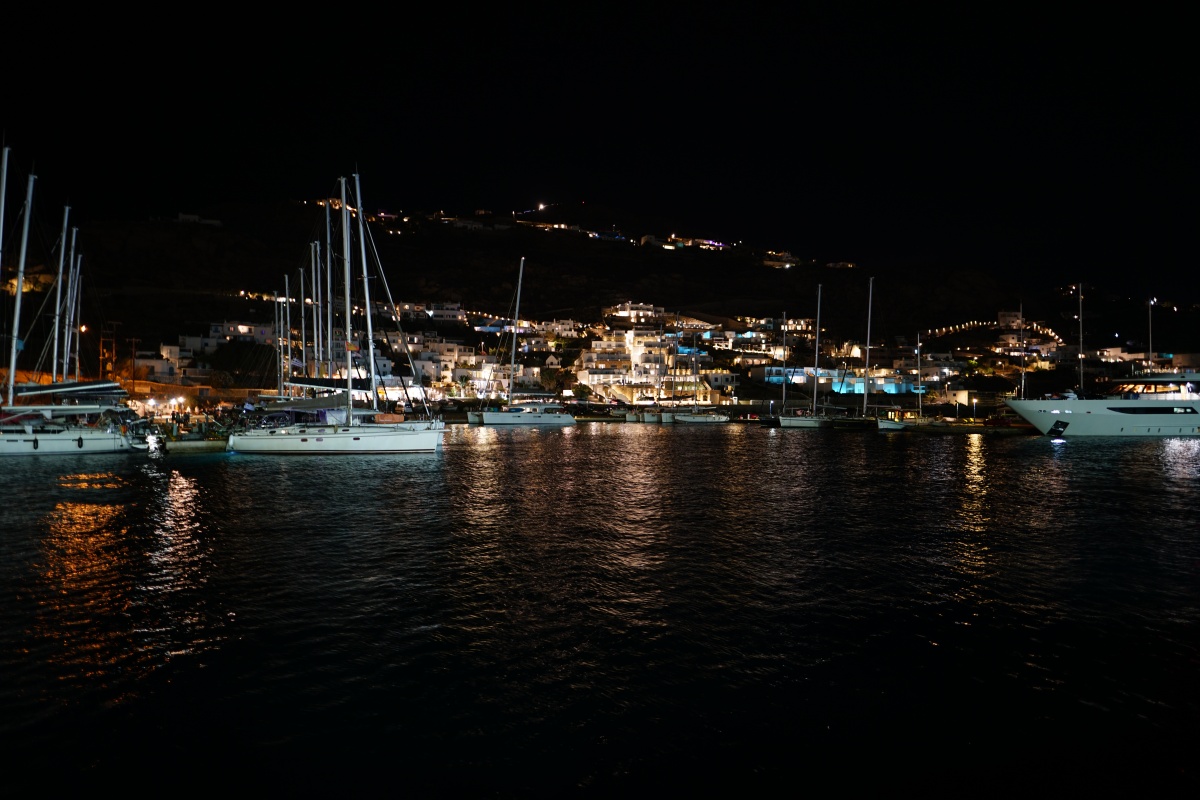 Neuer Hafen von Mykonos (Tourlos) bei Nacht