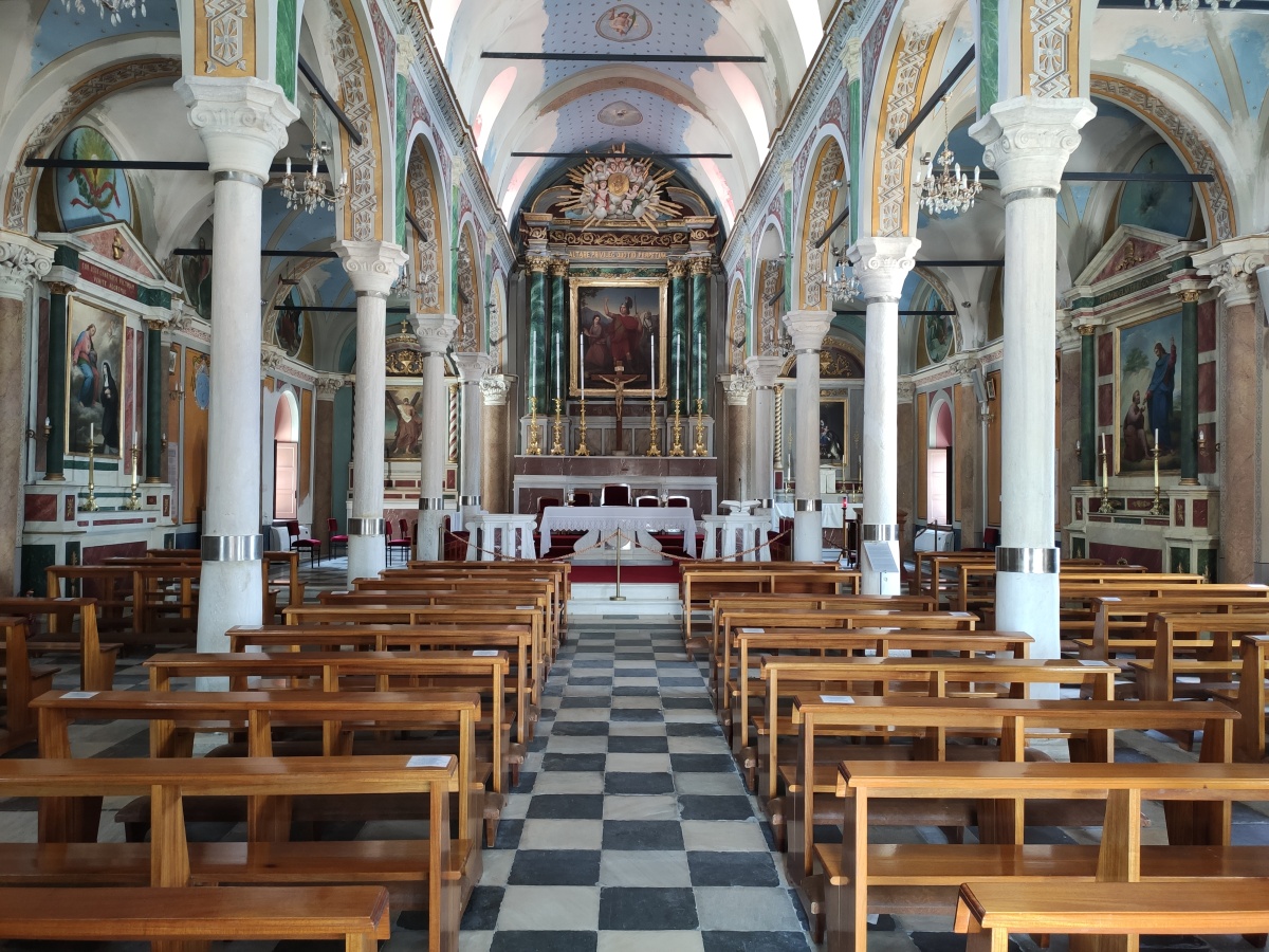 Innenansicht der St.-Georg-Kirche in Ano Syros