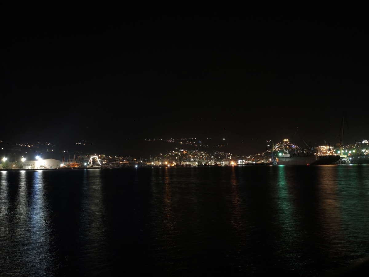 Ermoupoli und Ano Syros bei Nacht