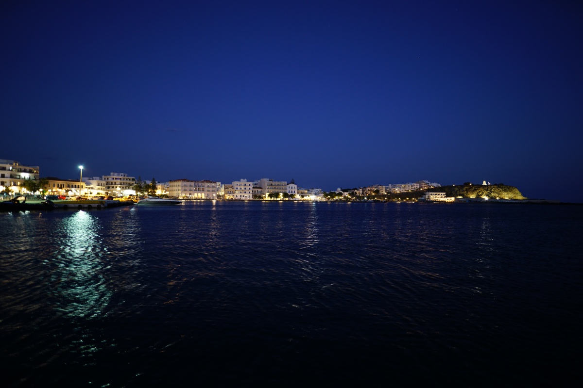 Yachthafen von Tinos-Stadt bei Nacht