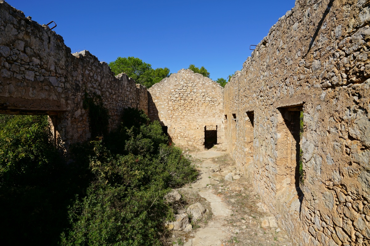 Ruine aus dem Zweiten Weltkrieg auf dem Monte Doglia