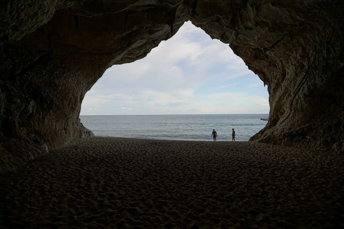 Blick aus einer Höhle an der Cala Luna aufs Meer