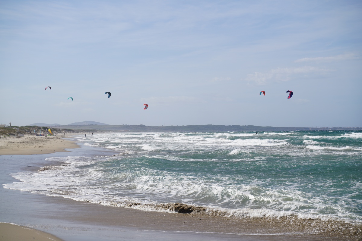 Kitesurfer am Strand von Marina di Sorso