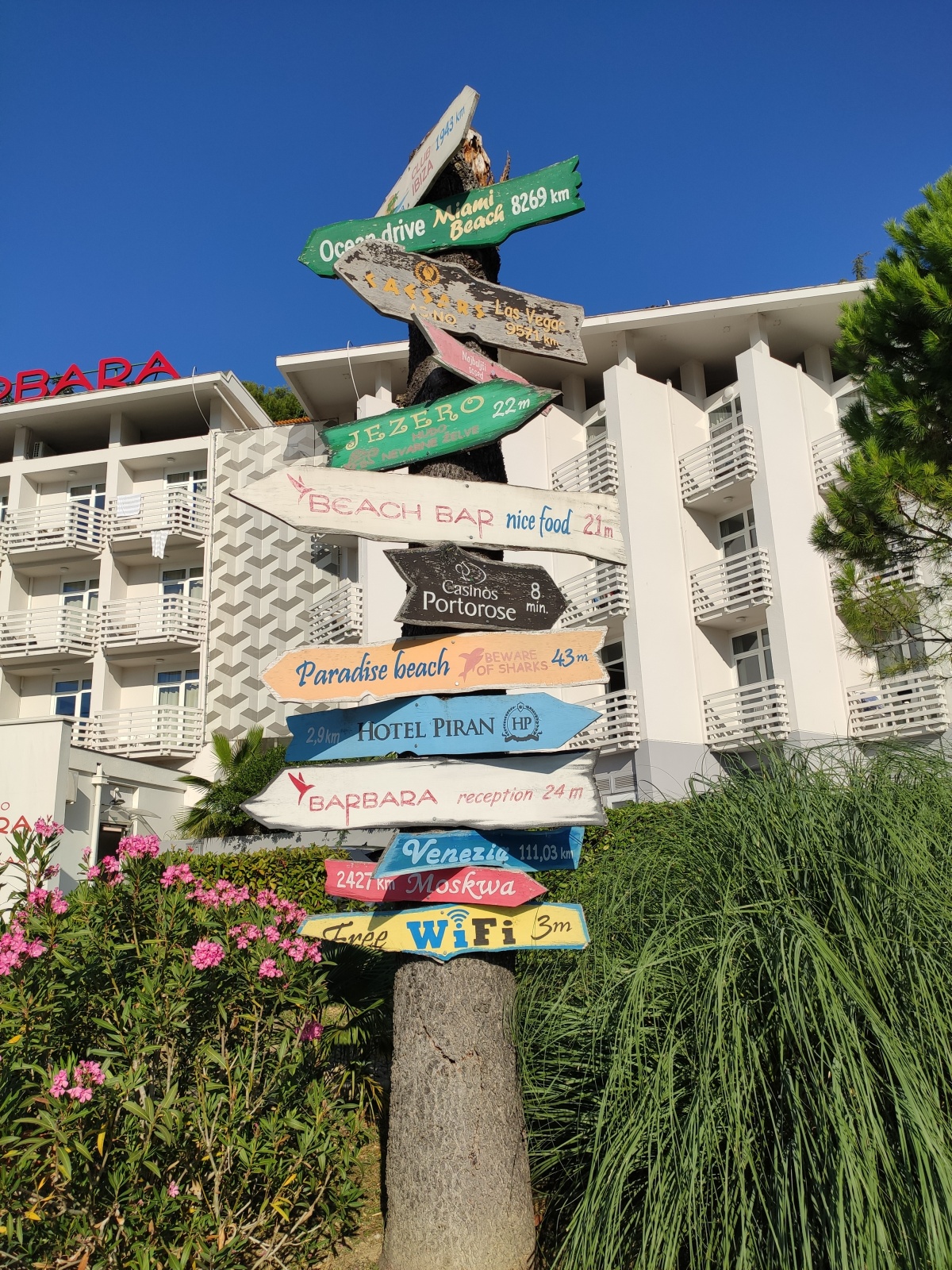 Wegweiser vorm Barbara Beach Hotel in Fiesa
