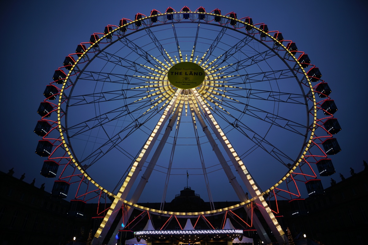 Riesenrad auf dem Stuttgarter Schloßplatz während der blauen Stunde
