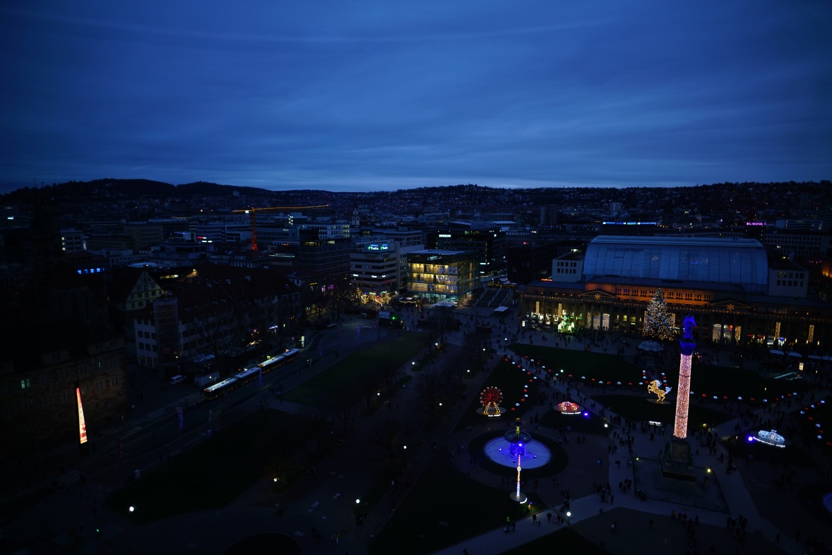 Stuttgarter Schloßplatz während der blauen Stunde