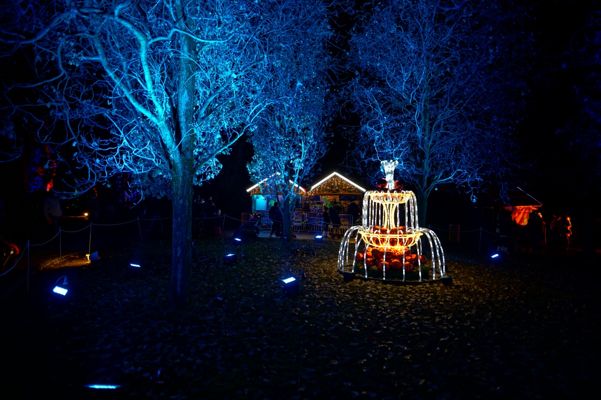Glühweinhütten beim Belvedere in der Wilhelma während des Christmas Garden
