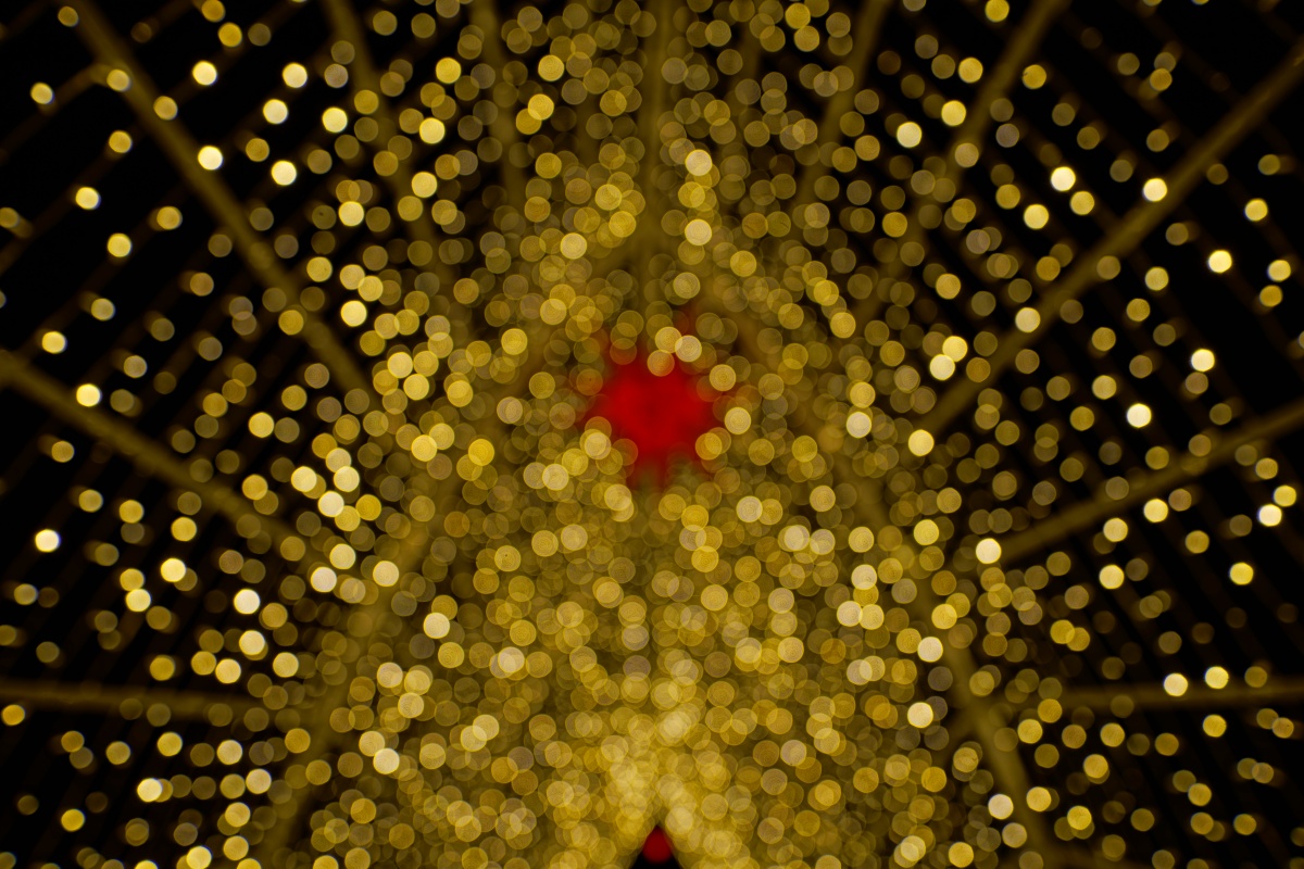 Absichtlich unscharfes Foto eines LED-Tunnels in der Wilhelma während des Christmas Garden