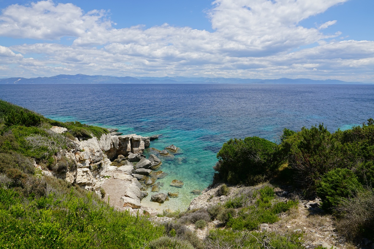 Bucht nördlich des Leuchtturms – im Hintergrund das griechische Festland