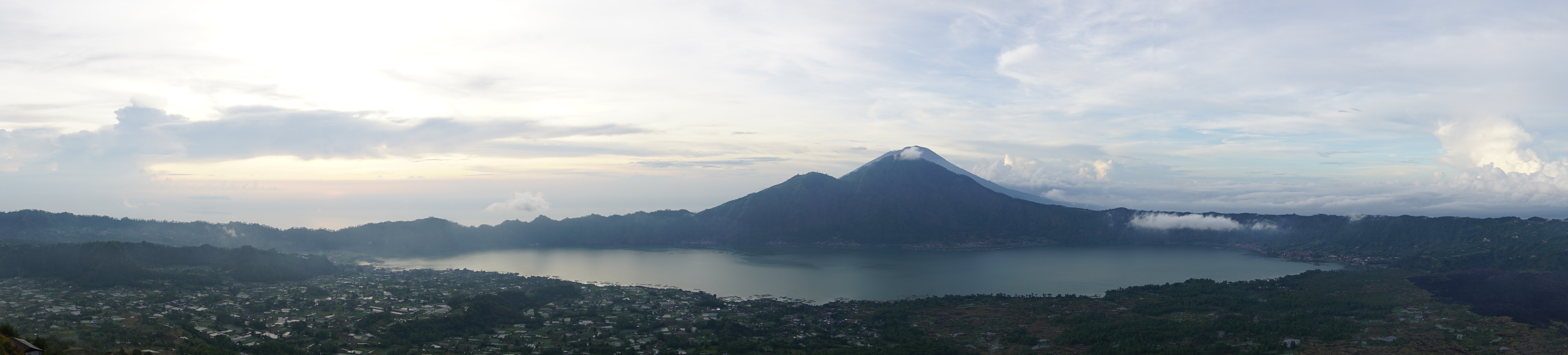 Panorama vom Gipfel des Mount Batur auf Bali, 30 Minuten nach Sonnenaufgang