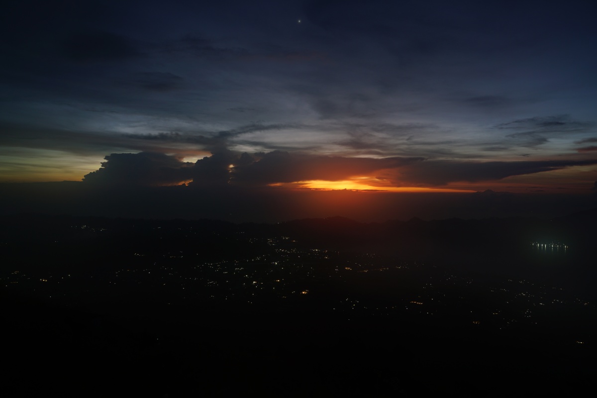 Blick von Mount Batur auf den Ort Pinggan auf Bali, etwa 35 Minuten vor Sonnenaufgang