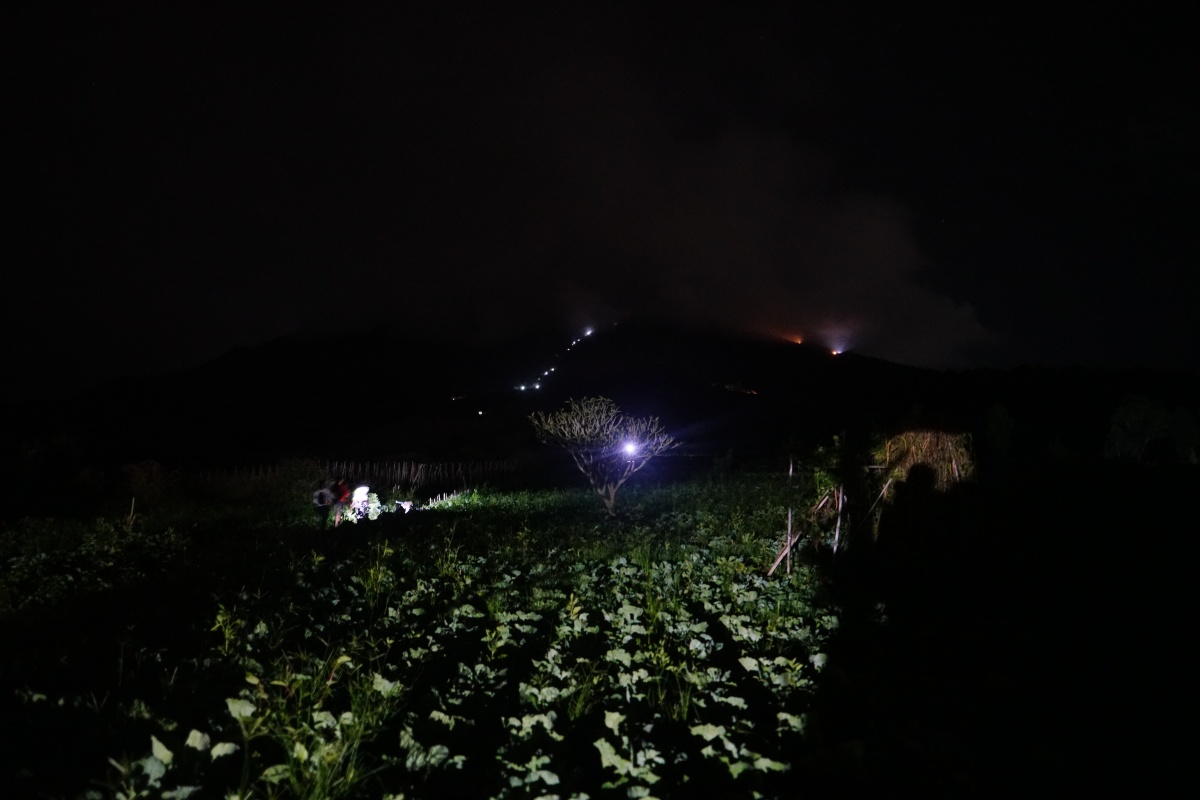 Mount Batur bei Nacht, Taschenlampen den Hang hinauf