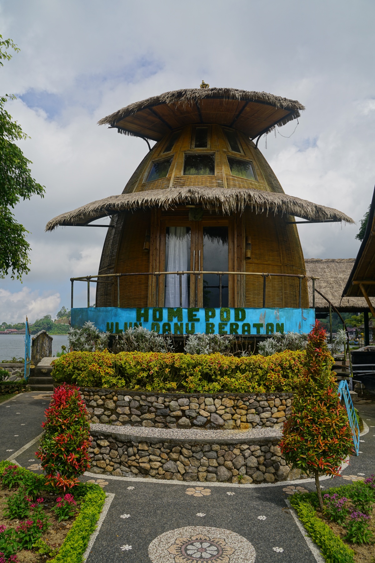 Ananasförmiges Gebäude „Homepod Ulun Danu Beratan“ auf Bali