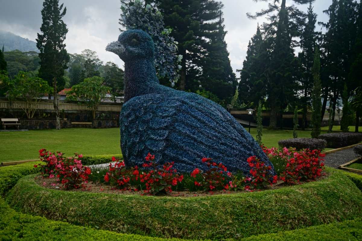 Krontauben-Skulptur zusammengesetzt aus Kunstblumen in Pura Ulun Danu Beratan auf Bali