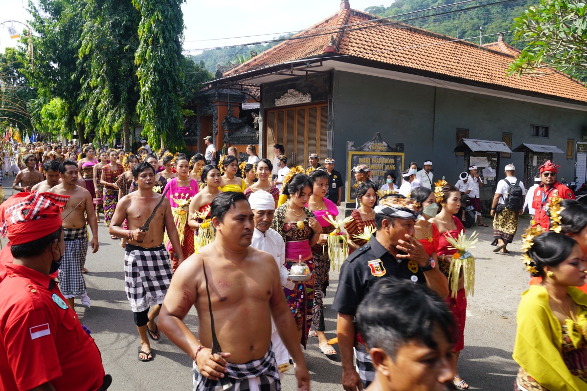Odalan-Umzug bei Candi Dasa auf Bali