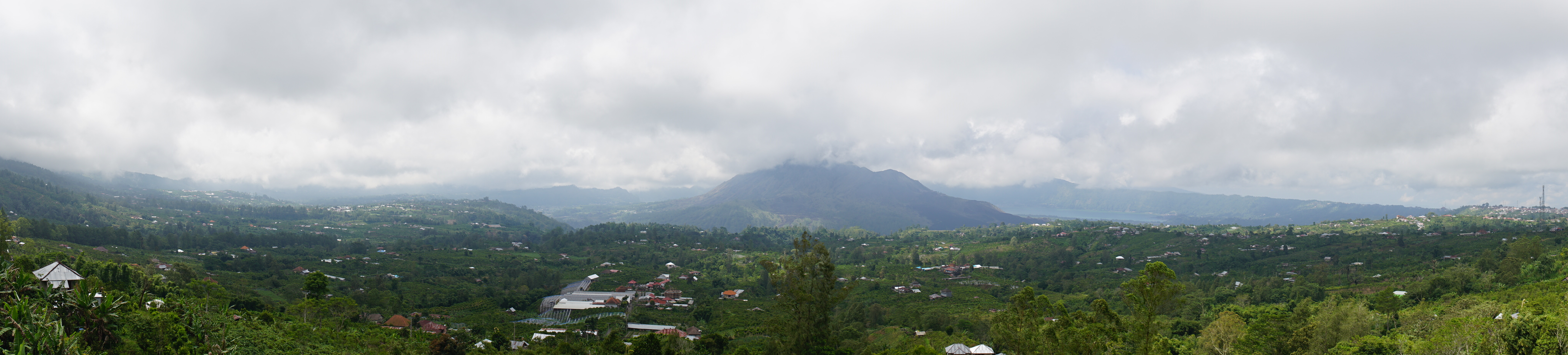 Panorama: Mount Batur von Kintamani auf Bali aus gesehen