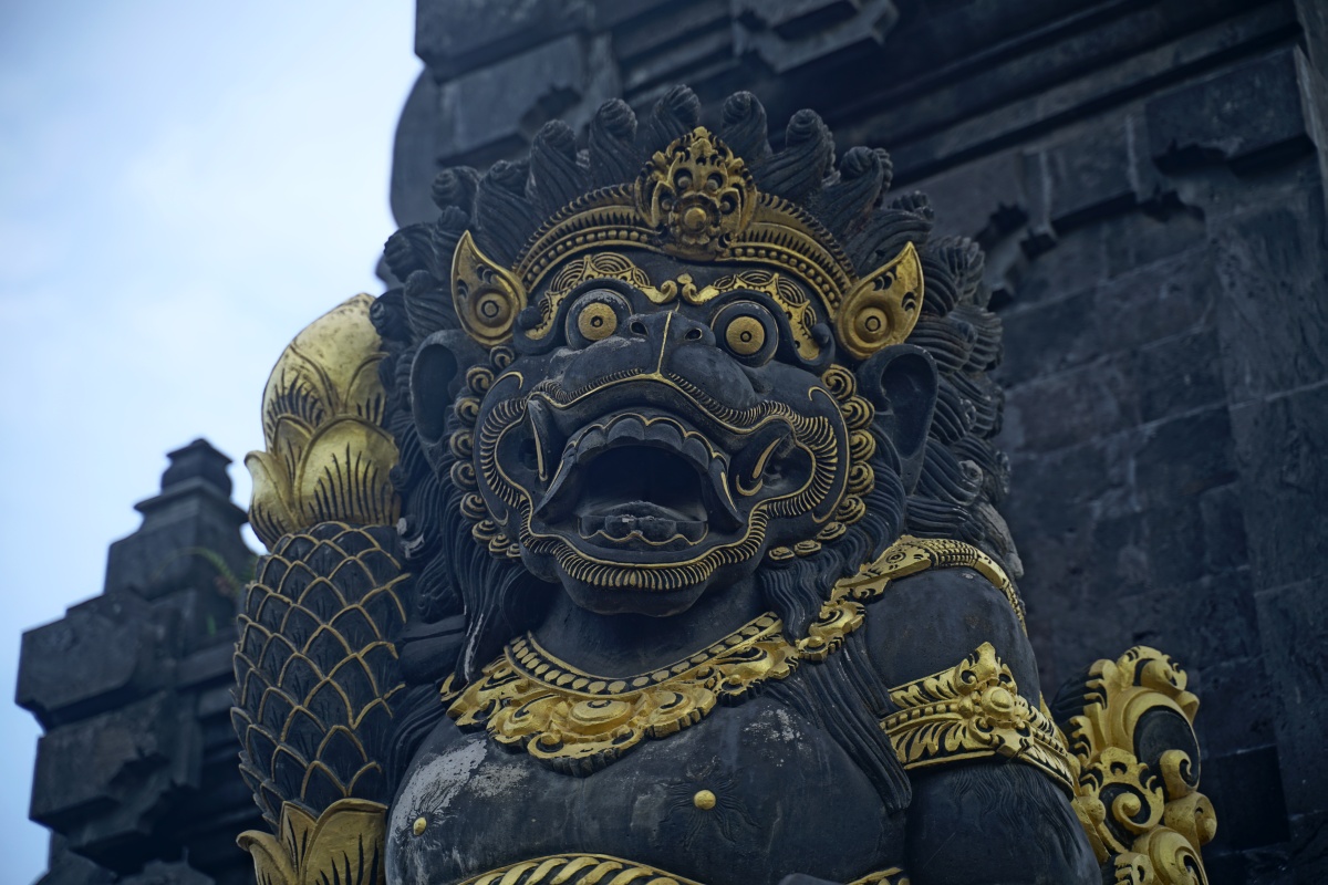 Wächterfigur beim gespaltenen Tor von Pura Tanah Lot auf Bali