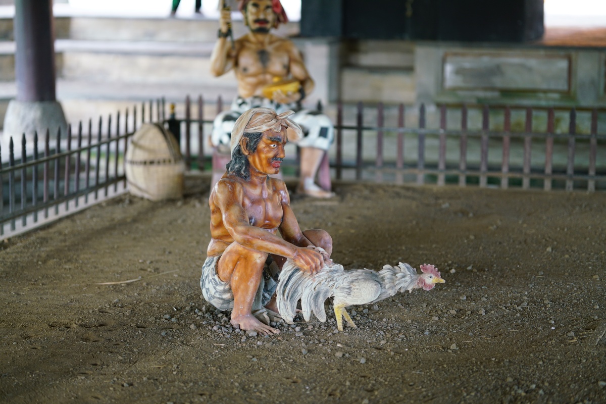 Teil des Hahnenkampf-Dioramas in Pura Taman Ayun auf Bali