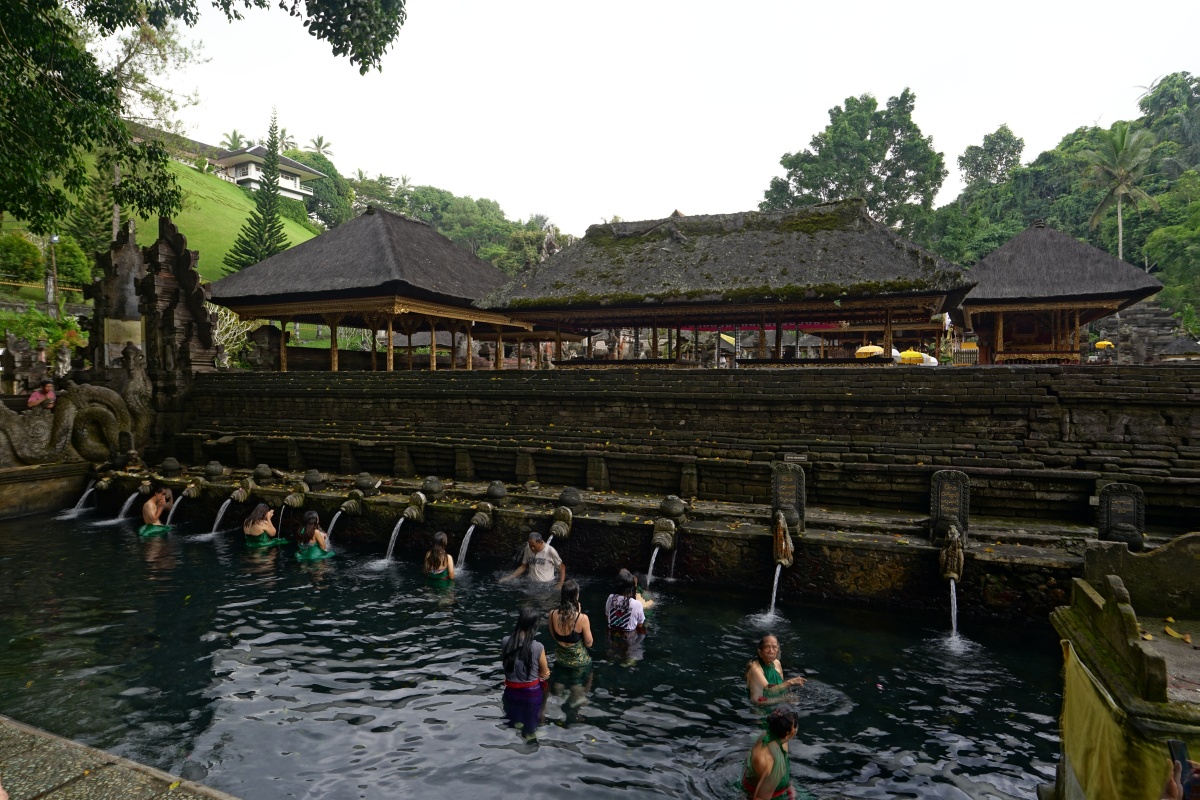 Rituelle Reinigung im Pura Tirta Empul auf Bali