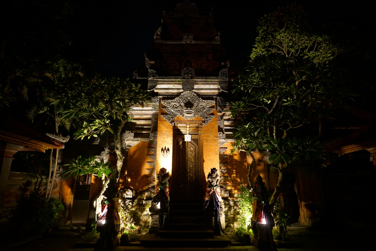 Ubud Palace auf Bali bei Nacht