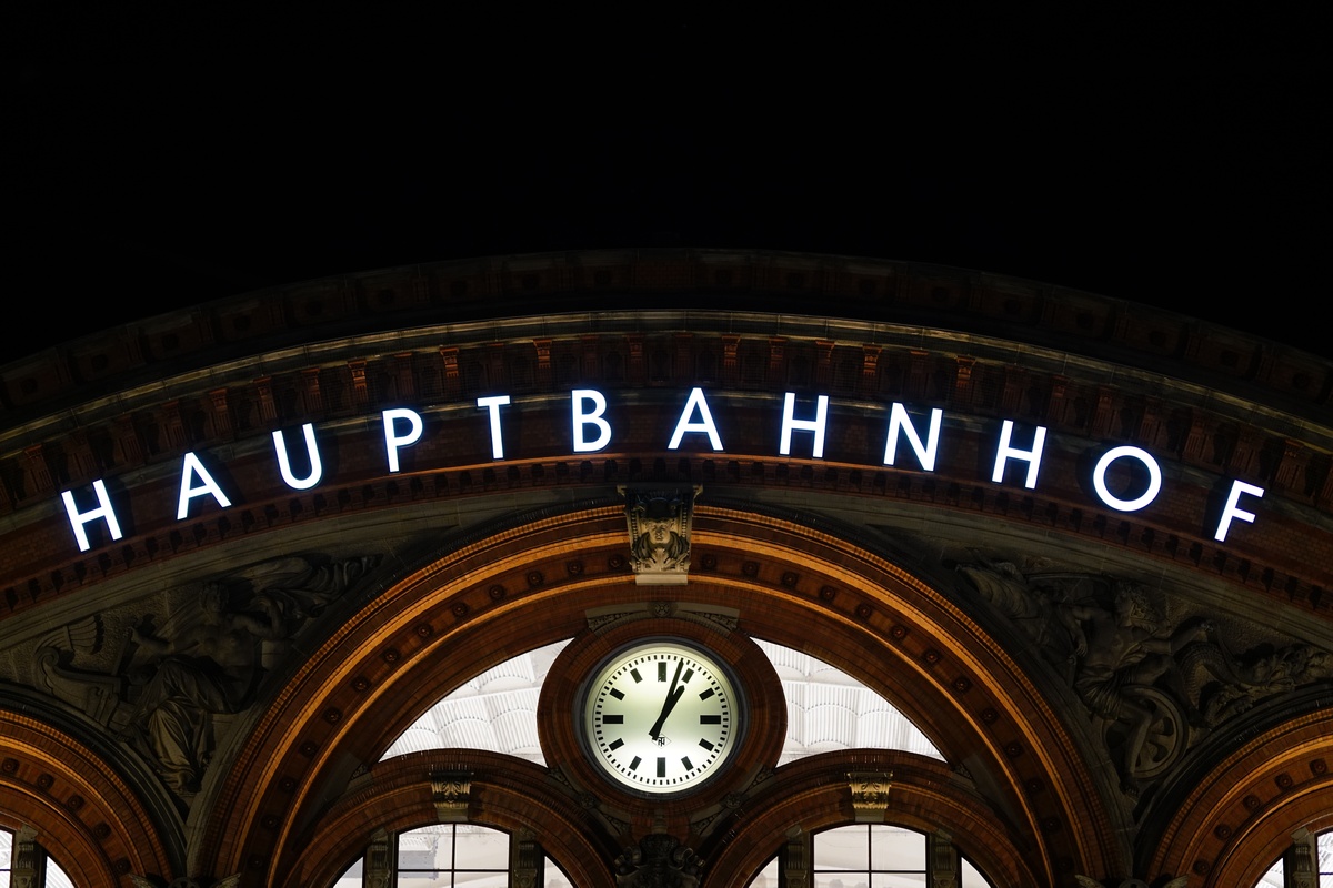 Schriftzug des Bremer Hauptbahnhofs bei Nacht