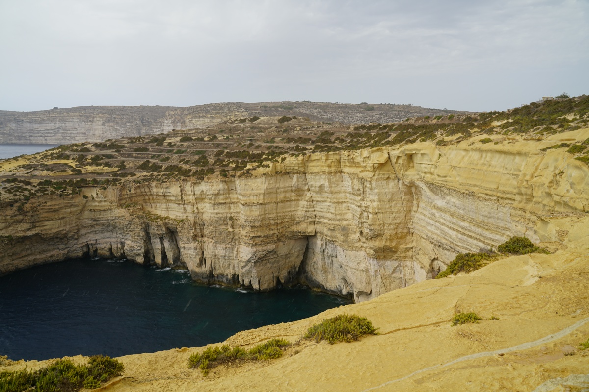 Sanap-Klippen auf Gozo, die Gesteinsschichten sind klar erkennbar
