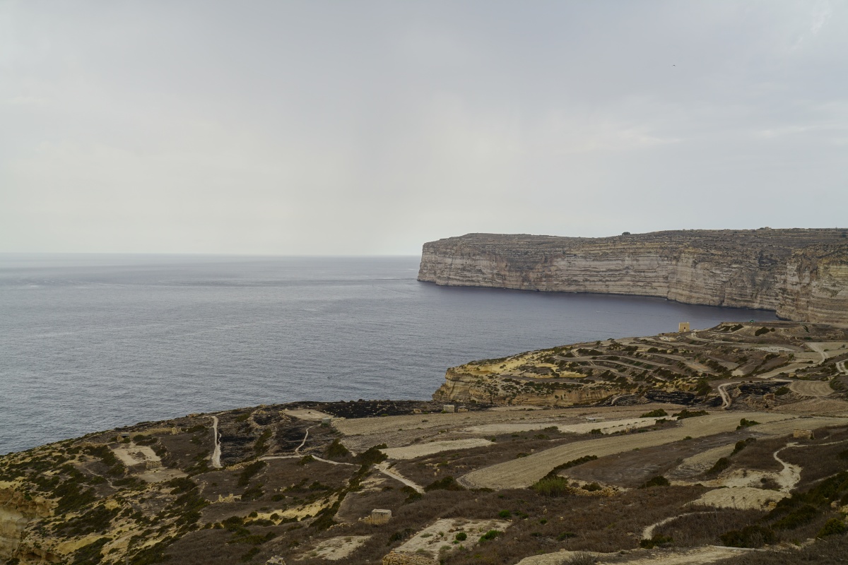 Sanap-Klippenweg auf Gozo mit den vielen kleinen Hütten für die Vogeljagd – der Turm rechts auf mittlerer Höhe ist hingegen der Xlendi-Turm (Torri tax-Xlendi)