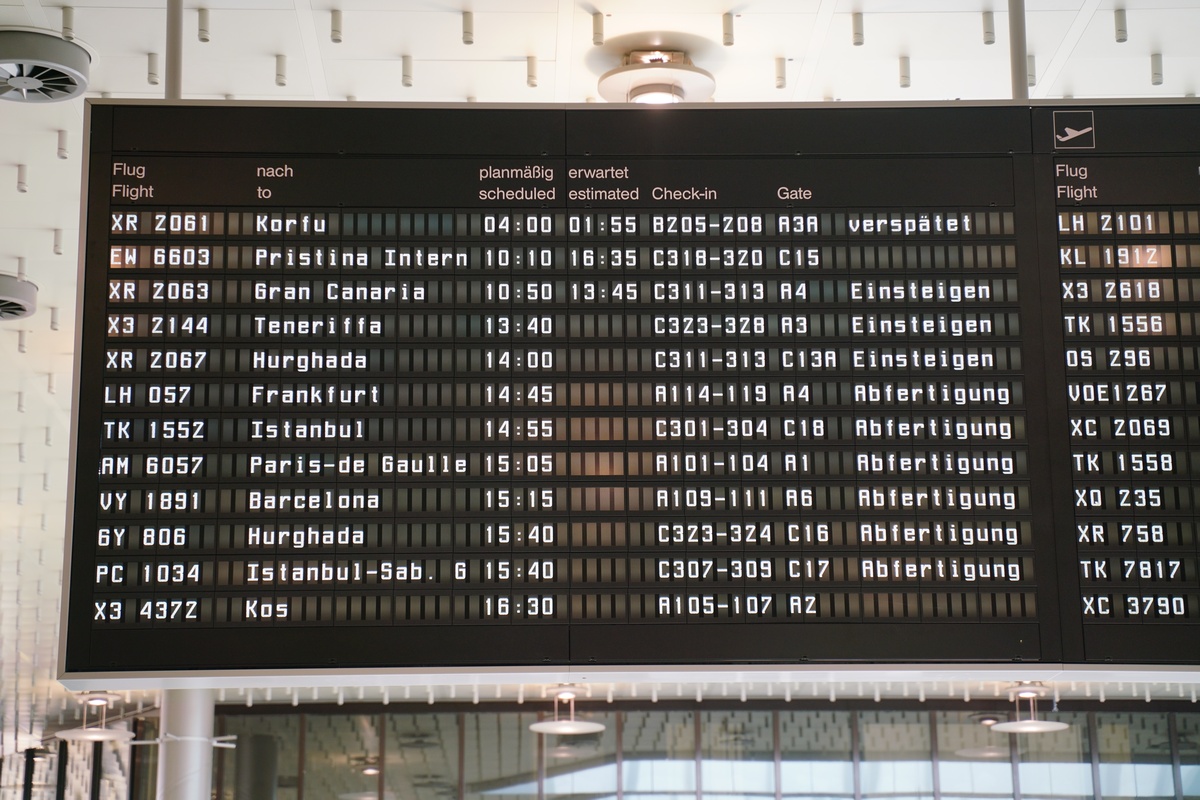 Anzeigetafel im Flughafen Hannover – der Flug nach Hurghada ist übrigens dasselbe Flugzeug