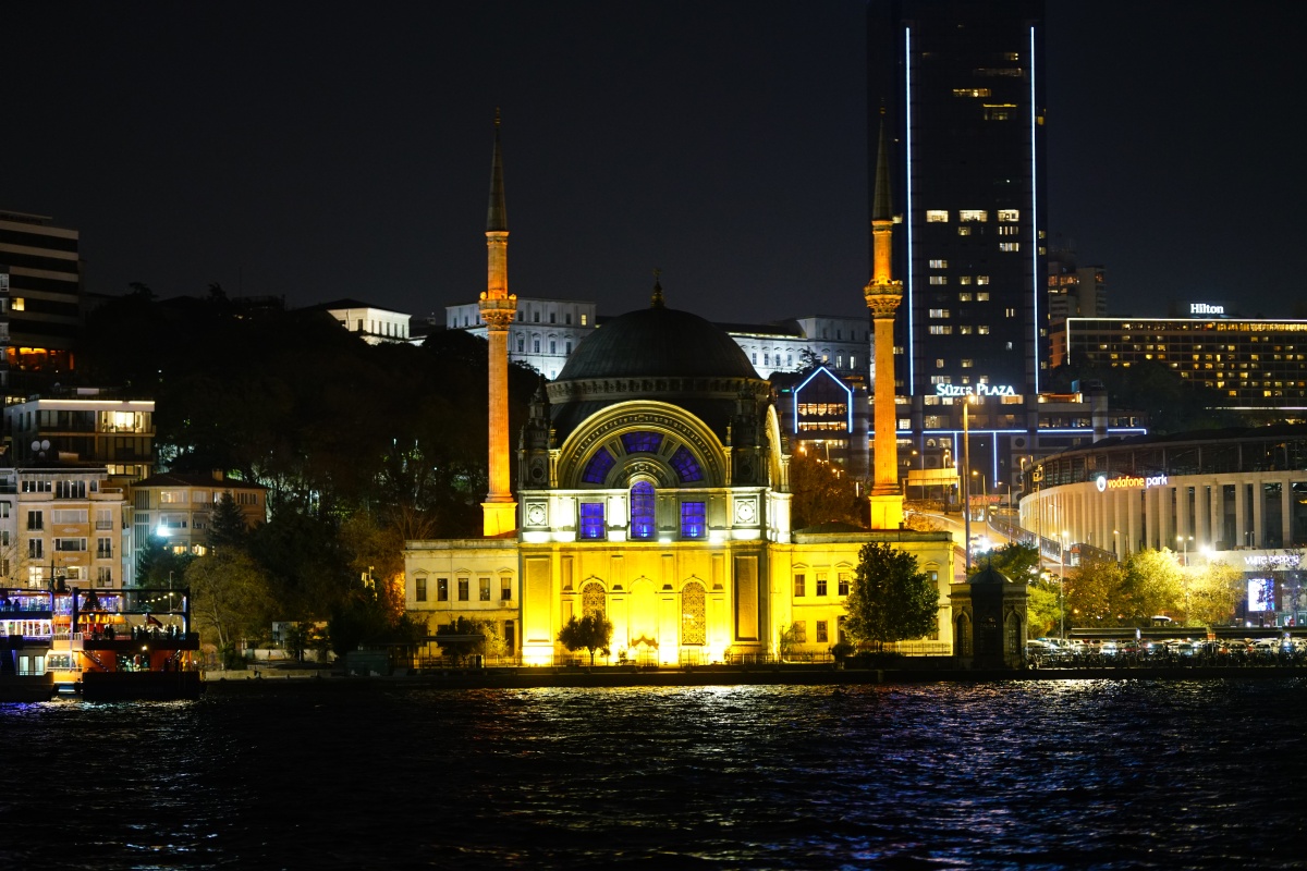 Dolmabahçe-Moschee in Istanbul bei Nacht
