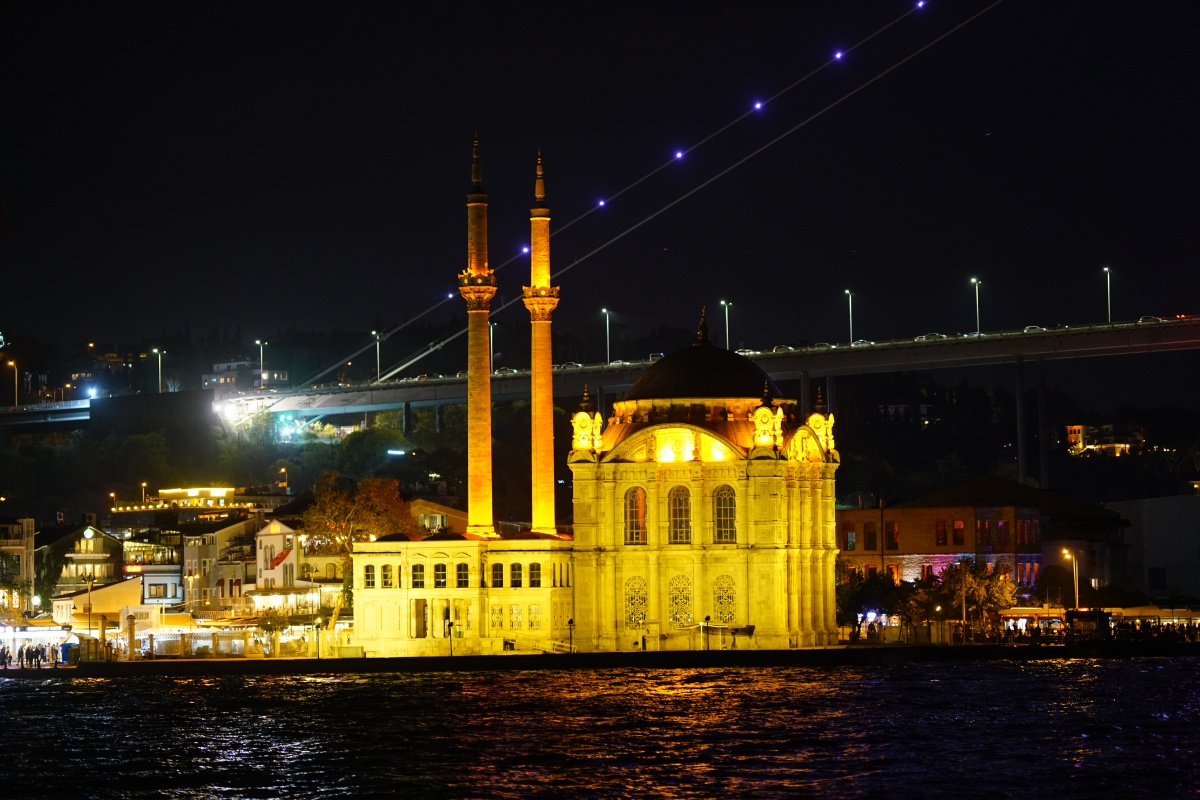 Große Mecidiye-Moschee in Istanbul bei Nacht