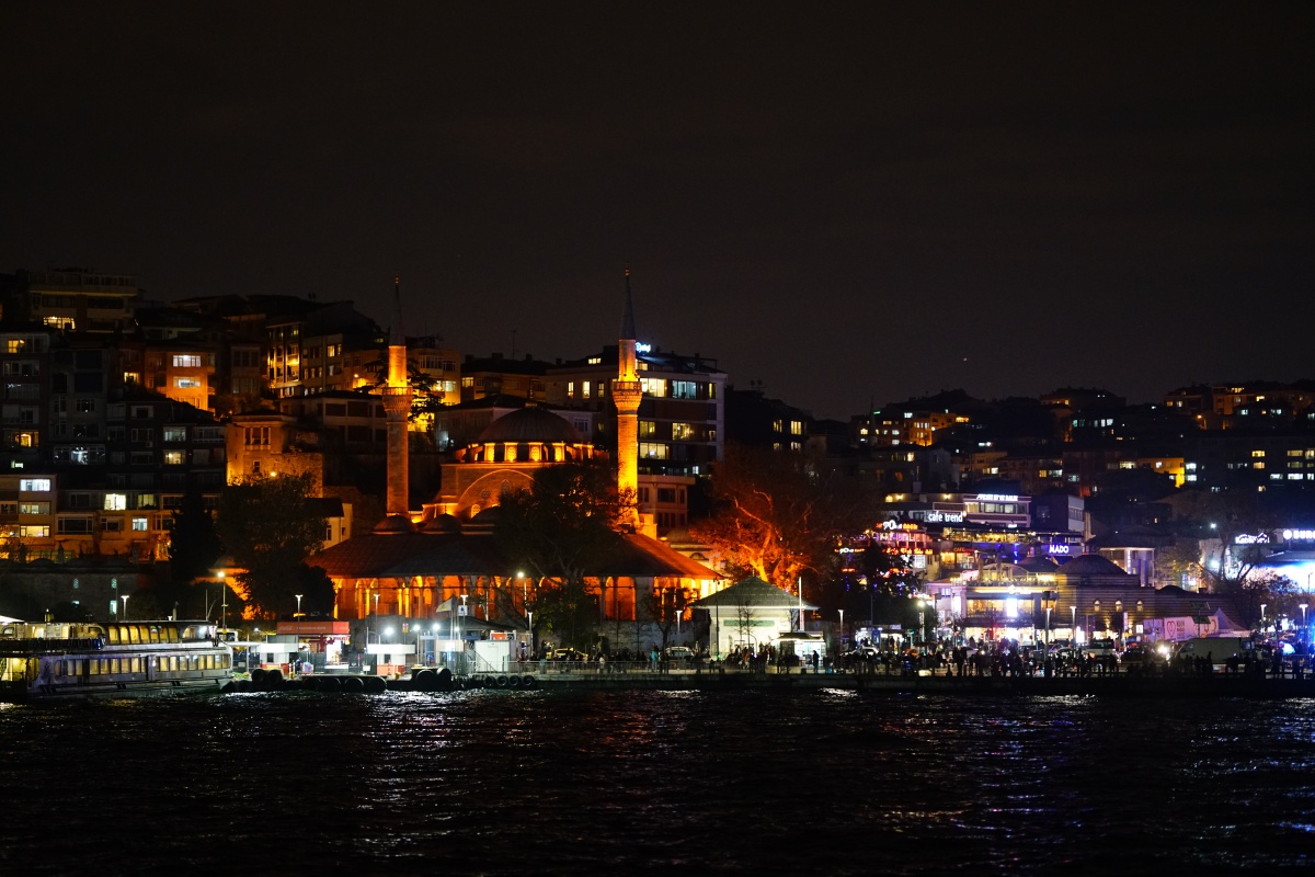 Promenade um die Mihrimah-Sultan-Moschee in Istanbul bei Nacht