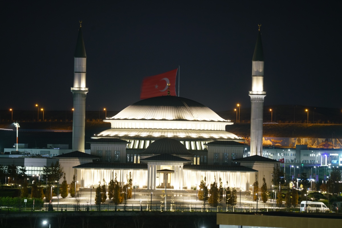 Ali-Kuşçu-Moschee (Flughafen-Moschee) beim neuen Flughafen Istanbul bei Nacht